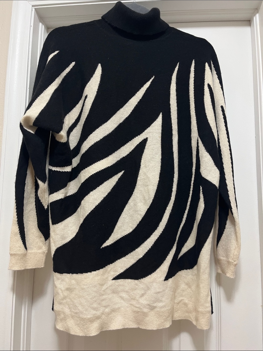 Charter Club Turtleneck 100% Cashmere Black and Ivory Zebra Print size L - Picture 5 of 5